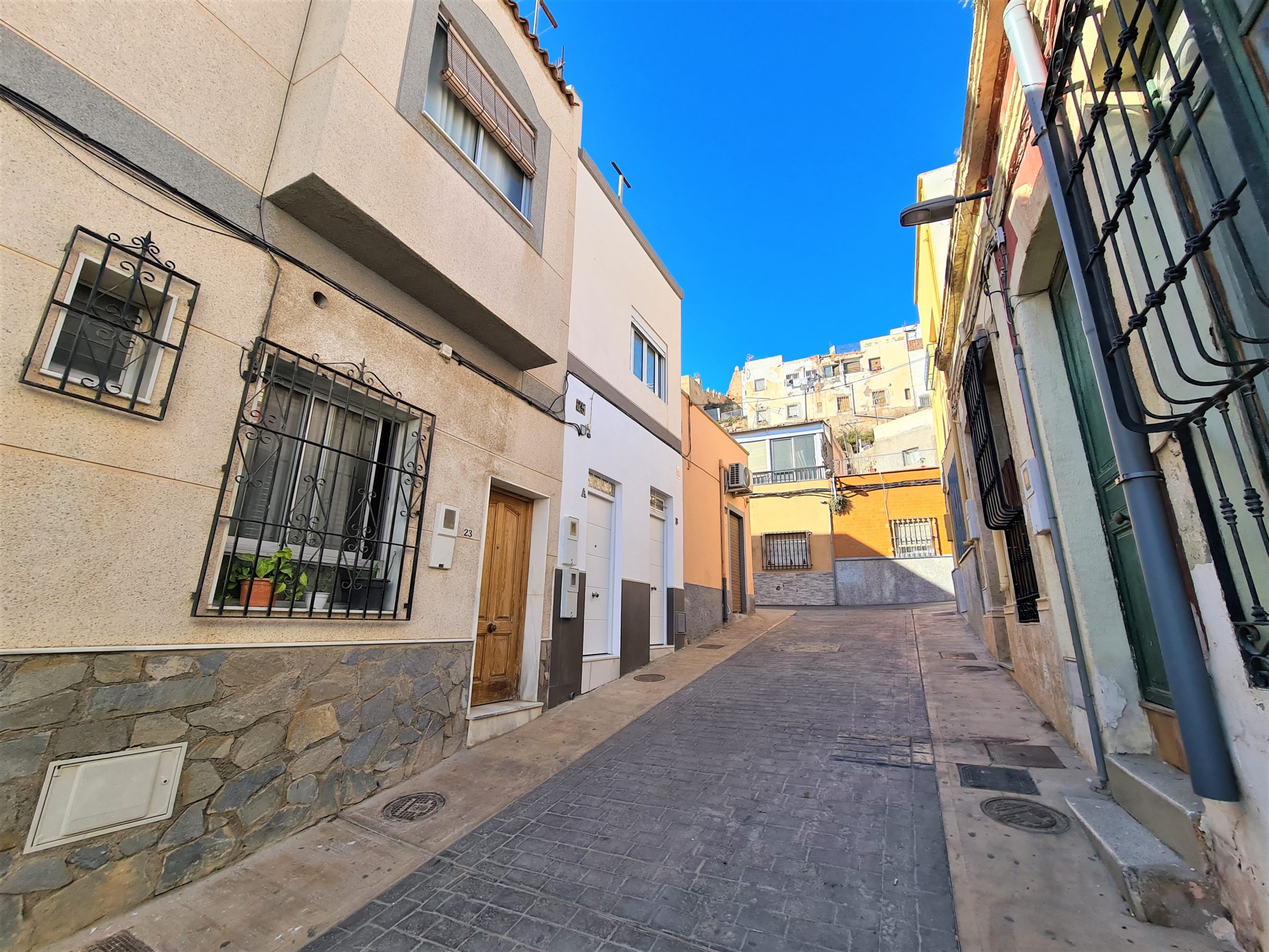 Ideal inversores!!! En venta 1 casa con 2 viviendas en Almería