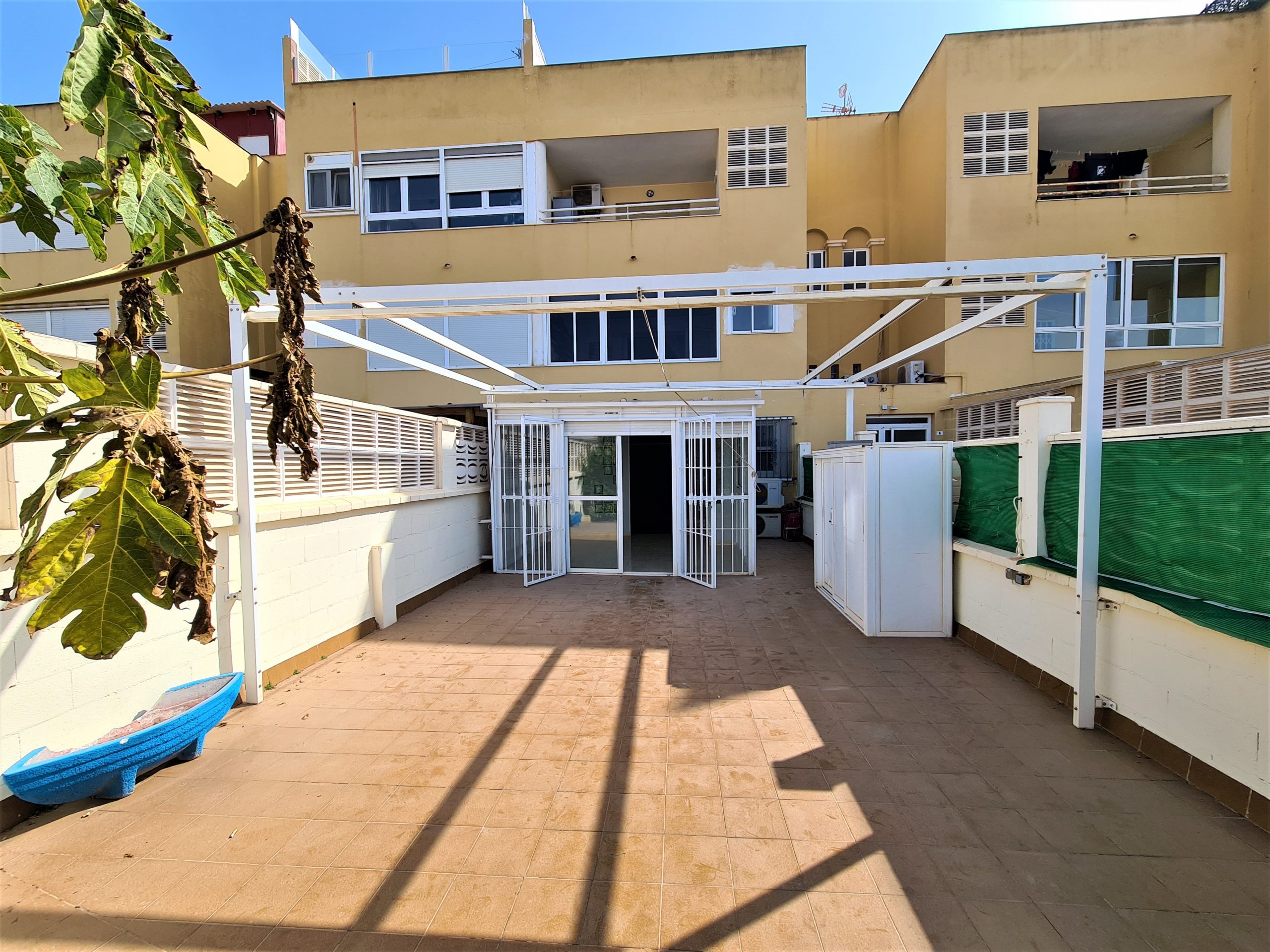 Se vende piso con patio en Roquetas de Mar