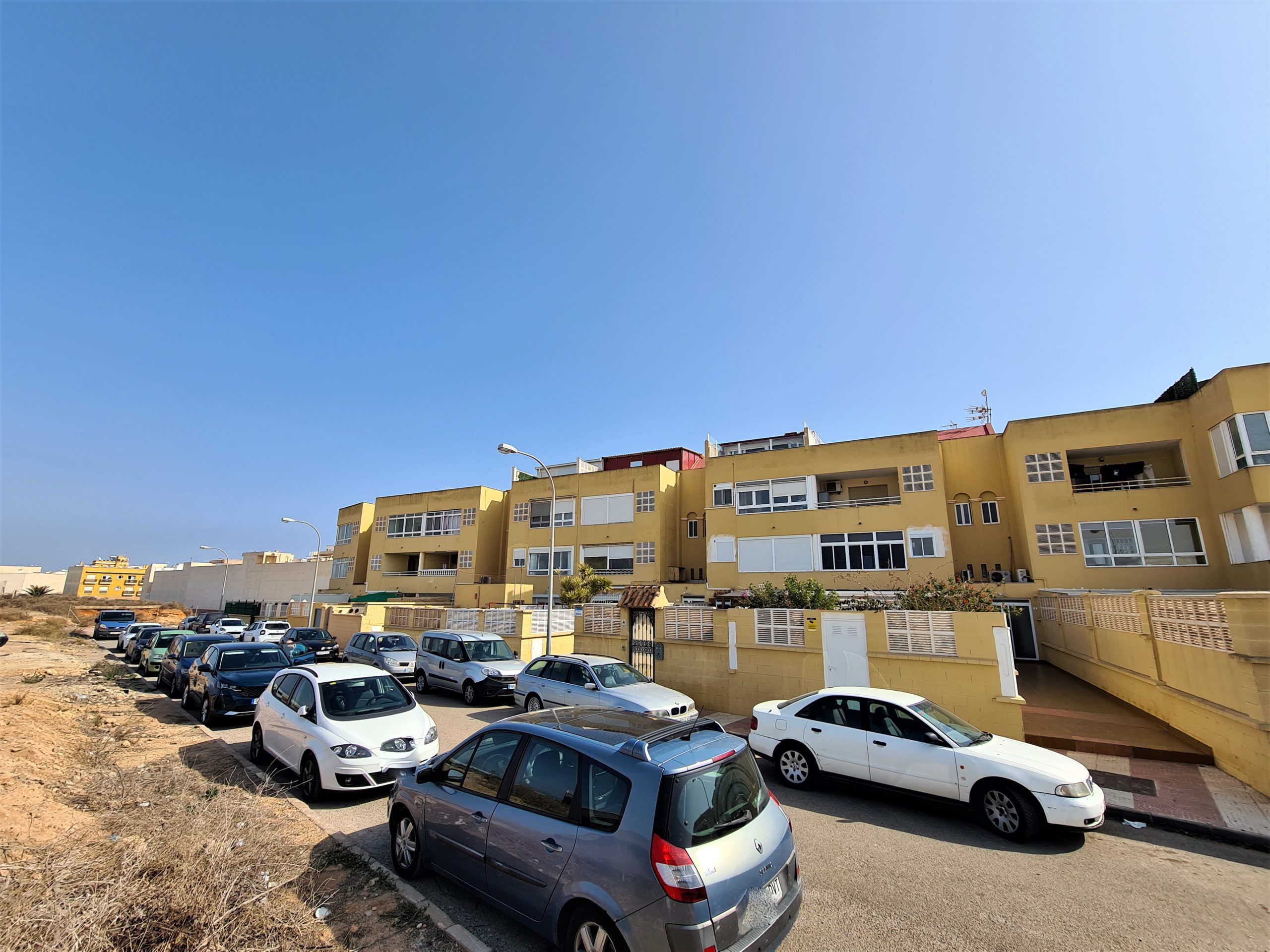 Se vende piso con patio en Roquetas de Mar